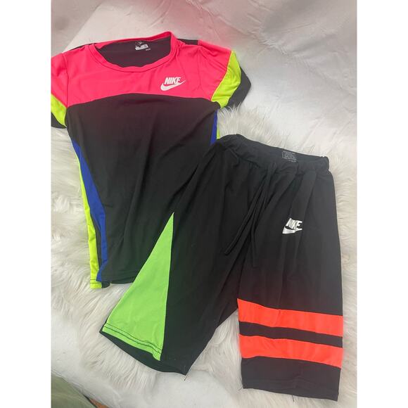 Nike Fit Women's Small Set Outfit Colorful Top Biker Short GUC - Picture 1 of 5